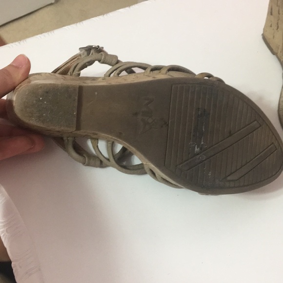 shoes - Picture 3 of 6